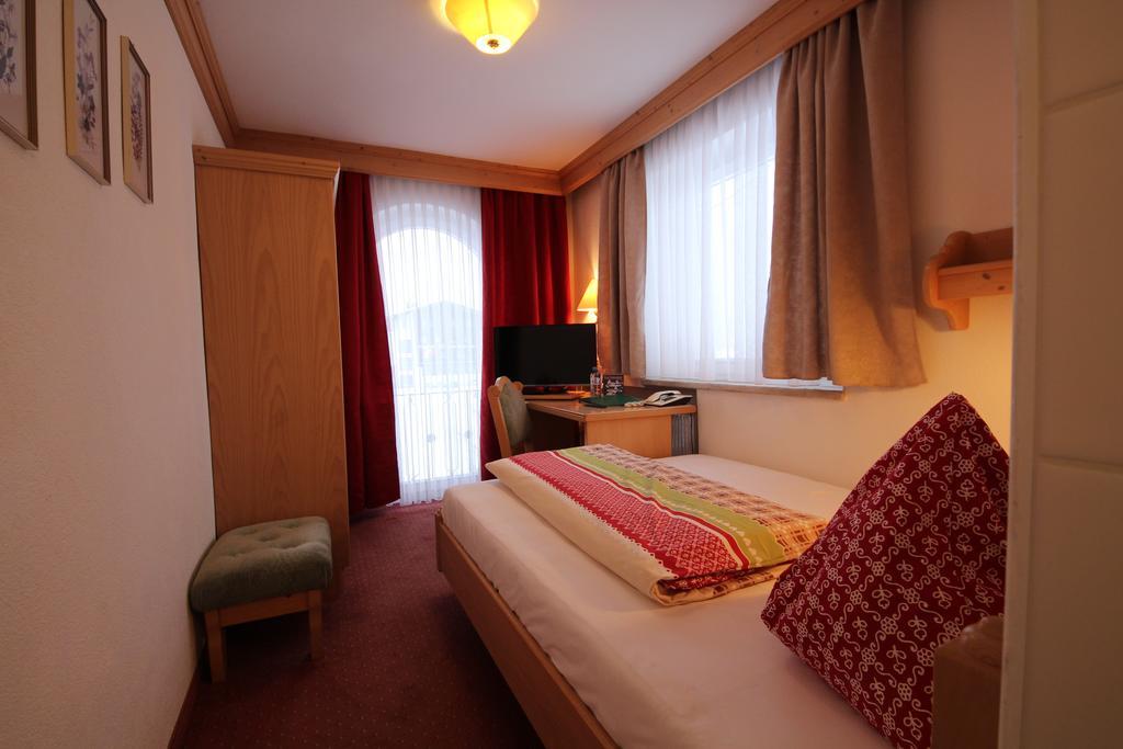 לך אם ארלברג Hotel Garni Laerchenhof מראה חיצוני תמונה