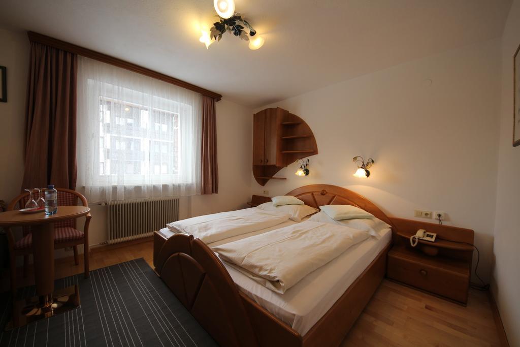 לך אם ארלברג Hotel Garni Laerchenhof מראה חיצוני תמונה