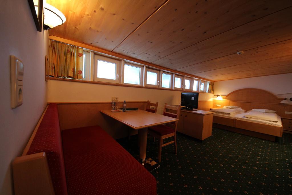 לך אם ארלברג Hotel Garni Laerchenhof מראה חיצוני תמונה